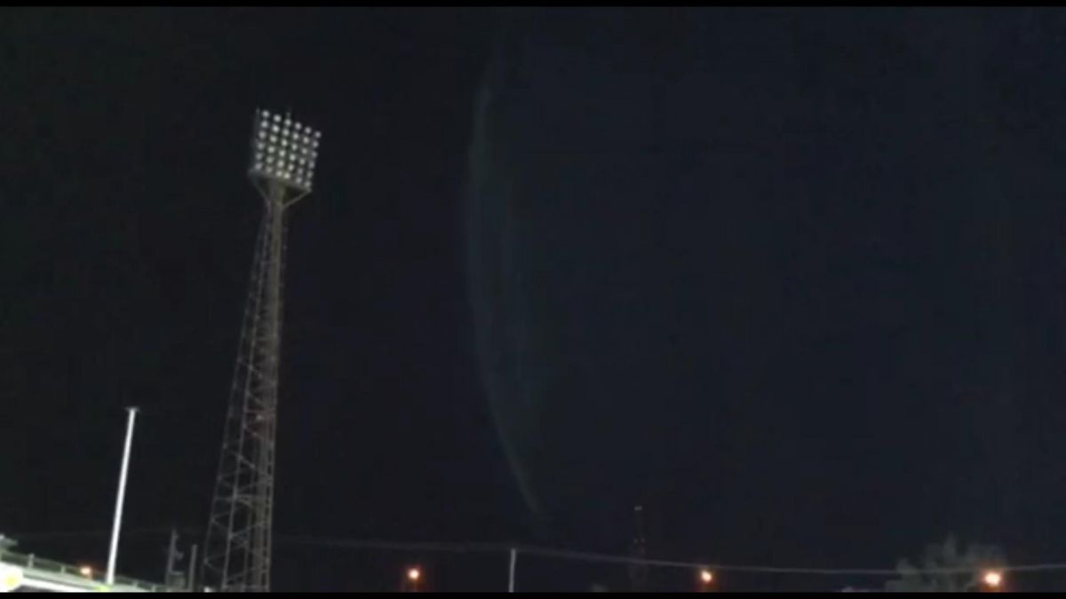 اختصاصی/ خاموش شدن یکی از پروژکتورهای ورزشگاه آبادان