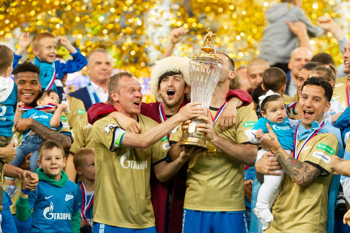 جشن قهرمانی زنیت در لیگ روسیه و حضور آزمون با لباس ترکمن