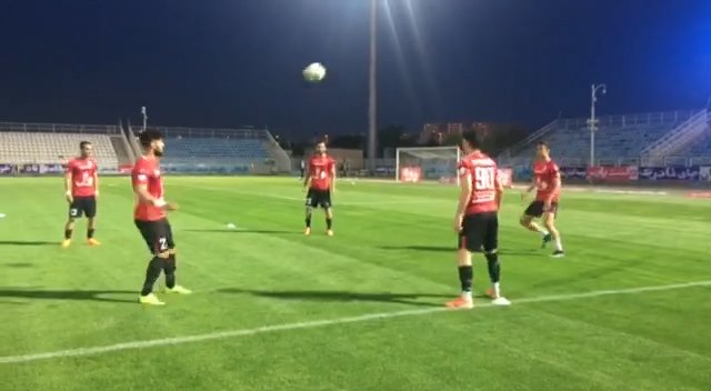 اختصاصی/ گرم کردن بازیکنان ماشین‌سازی و پدیده و تمرین شادی گل شاگردان گل‌محمدی