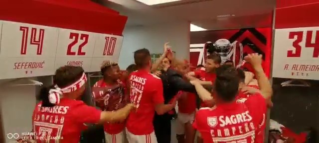شادی بازیکنان بنفیکا در رختکن پس از قهرمانی در لیگ پرتغال