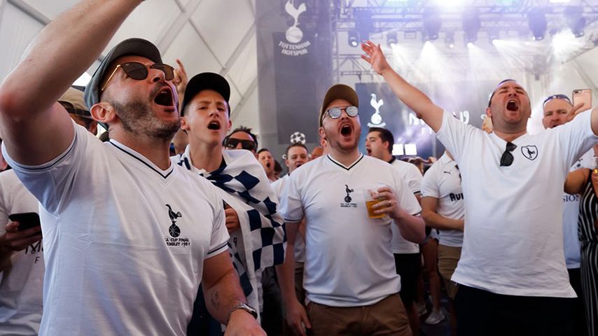 پایکوبی هواداران تاتنهام اطراف ورزشگاه پیش از فینال لیگ قهرمانان