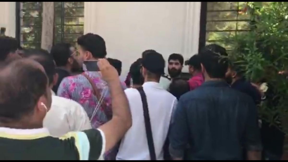 اختصاصی/ درگیری هواداران با امیرعلی حسینی، مدیر روابط بین الملل پرسپولیس