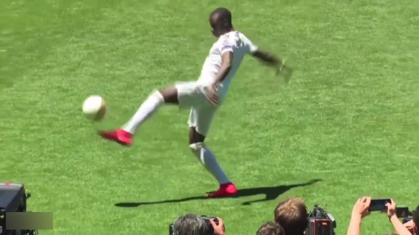 سوتی فرلاند مندی در مراسم معارفه که با خنده تماشاگران مواجه شد!