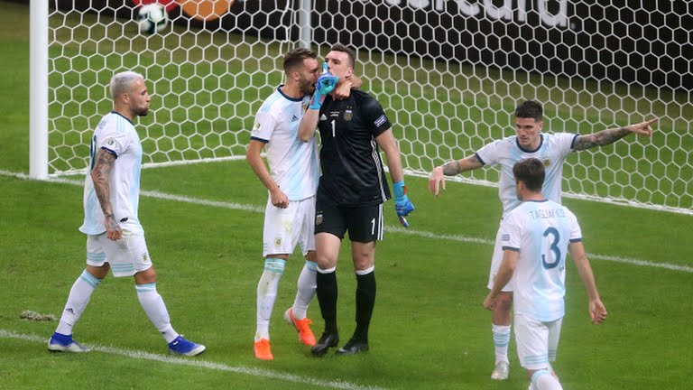 مهار پنالتی پاراگوئه توسط دروازه بان آرژانتین