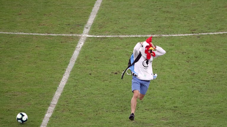 حضور جیمی جامپ با لباس خروس در بازی اروگوئه و شیلی