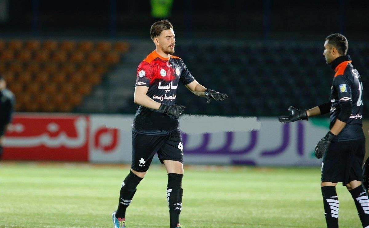 اکبرمنادی در دوراهی تهران مشهد