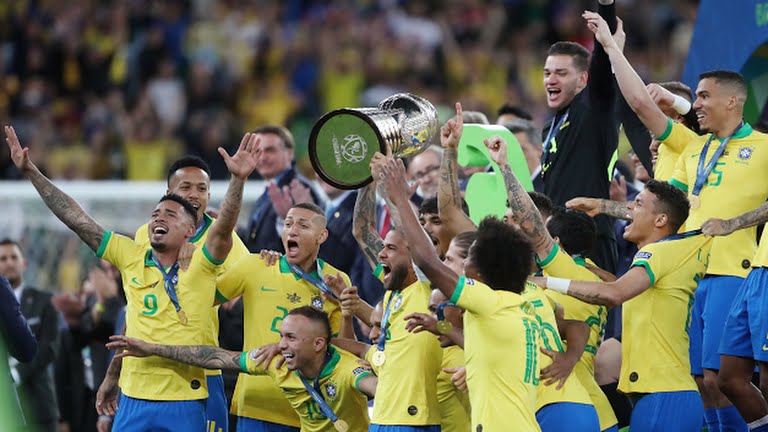 لحظه بالا بردن کاپ قهرمانی کوپا آمریکا 2019 توسط بازیکنان برزیل