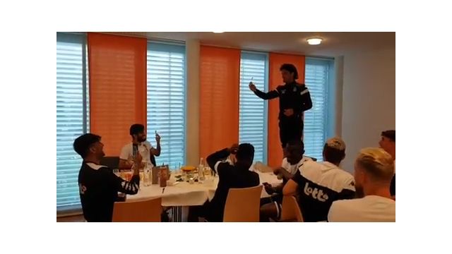 خوانندگی امید نورافکن در اردوی شارلوا و خنده ی بازیکنان