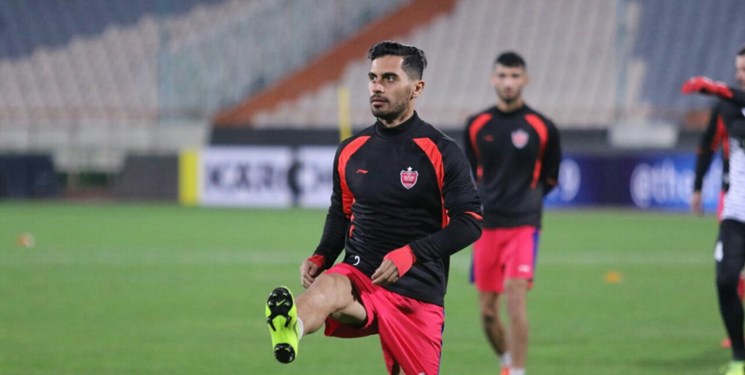 عالیشاه لنگ لنگان ورزشگاه را ترک کرد