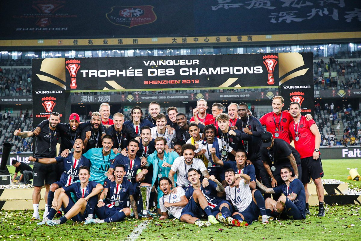 اهدای کاپ قهرمانی سوپرکاپ فرانسه به بازیکنان پاری سن ژرمن