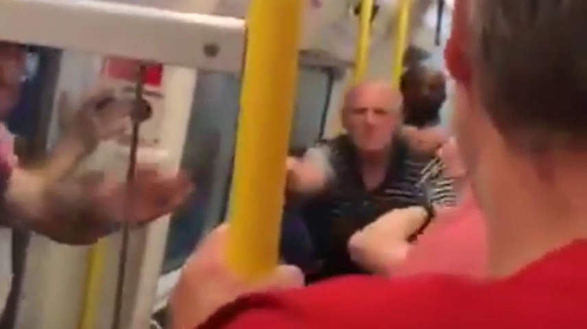 درگیری شدید هواداران لیورپول و منچستر سیتی پس از بازی در مترو