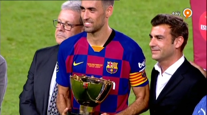 اهدای کاپ قهرمانی جام خوان گمپر به بازیکنان بارسلونا