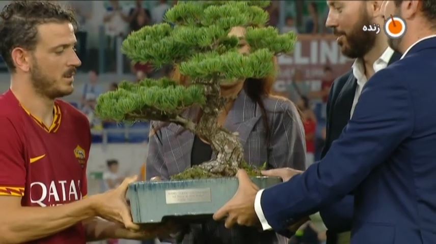 اهدای کاپ قهرمانی جام حمایت از محیط زیست به بازیکنان رم