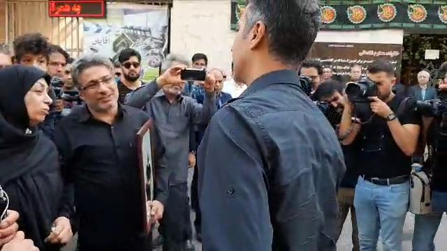 اختصاصی/ صحبت های عادل فردوسی پور با خانواده مرحوم شادمانی پیش از آغاز مراسم