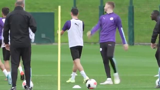 بازگشت بازیکنان به تمرین منچستر سیتی پس از بازیهای ملی