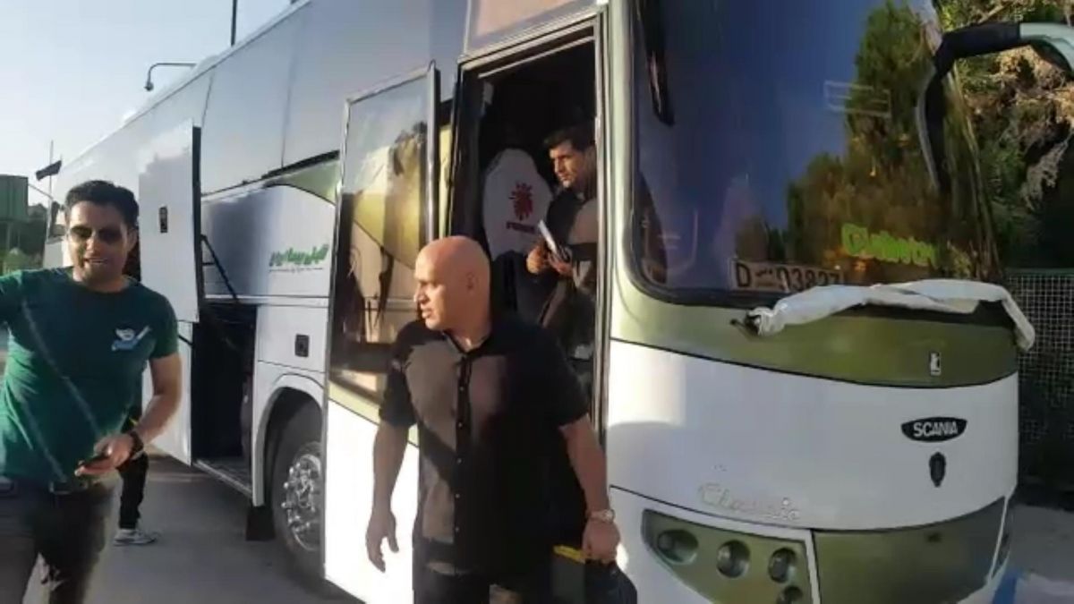 اختصاصی/ ورود تیم فوتبال ذوب آهن به ورزشگاه فولادشهر برای بازی با تراکتور