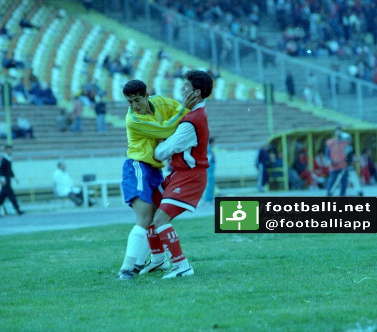 نوستالژى/ جدال بهروز رهبريفرد و مجاهد خذيراوى در بازي پرسپوليس و نفت آبادان در سال ٧٧