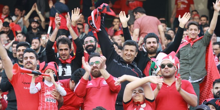 مربیان استقلال تماشاگر بازی پرسپولیس/برخورد مناسب نیروی انتظامی و مهاجم سرخها روی سکو