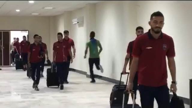 لحظه ورود تيم نساجي مازندران به ورزشگاه شهيد وطني قائمشهر