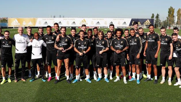 عکس یادگاری بازیکنان رئال با برندگان جایزه the best در انتهای تمرین امروز