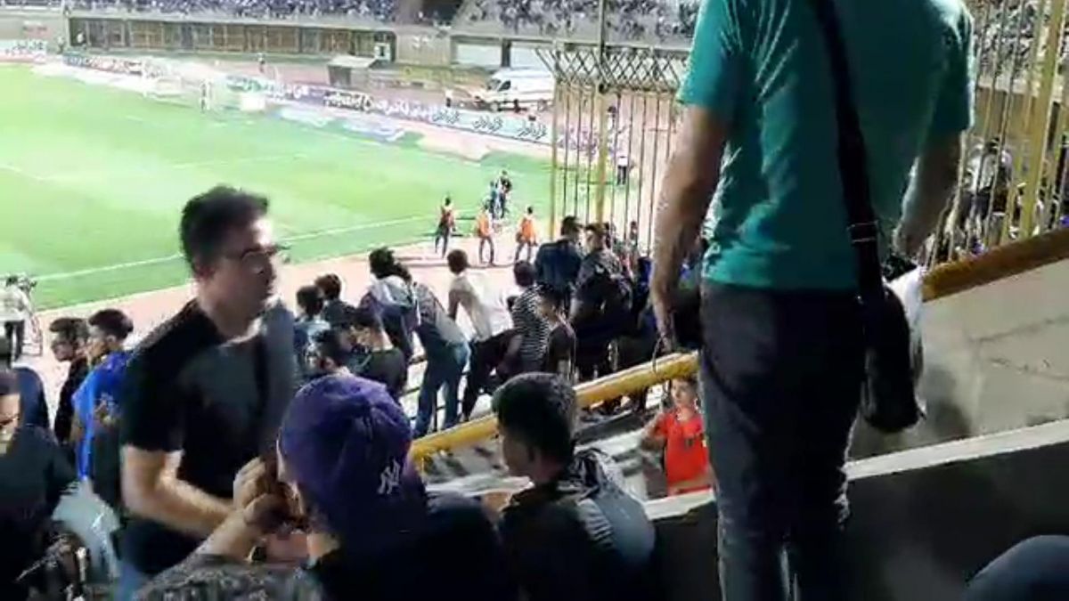 اختصاصی/ ورود مردم به جایگاه ویژه ورزشگاه انقلاب کرج