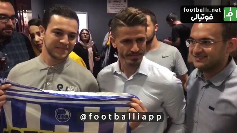 اختصاصی/سلفی هواداران با وریا غفوری کاپیتان استقلال در اکران فیلم آبی به رنگ آسمان