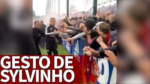 همراهی جالب سیلوینیو مربی لیون با هواداران این تیم