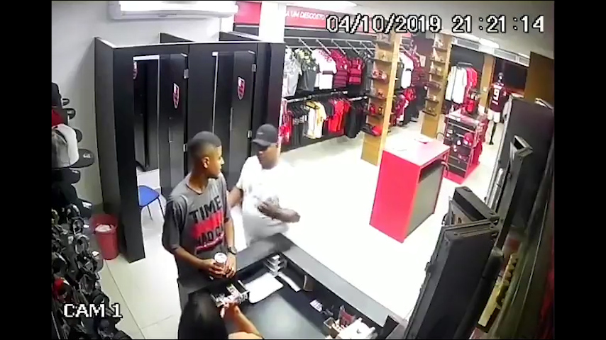 سرقت از فروشگاه باشگاه فلامنگو در کمال آرامش!