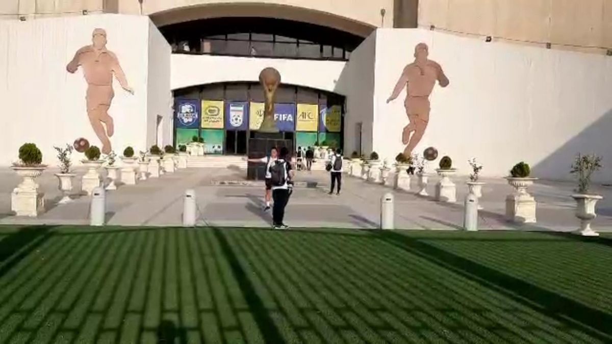 اختصاصی/ عکس یادگاری عوامل تیم کامبوج با ورودی ورزشگاه آزادی