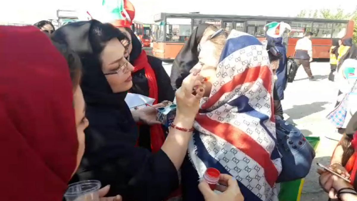 اختصاصی/ گریم صورت بانوان در ورزشگاه آزادی