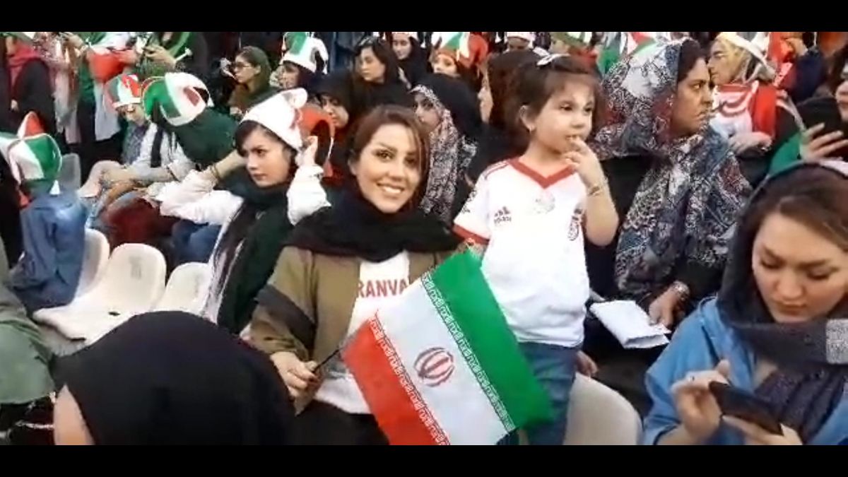 اختصاصی/ حضور همسر و دختر علیرضا بیرانوند در جایگاه بانوان ورزشگاه آزادی