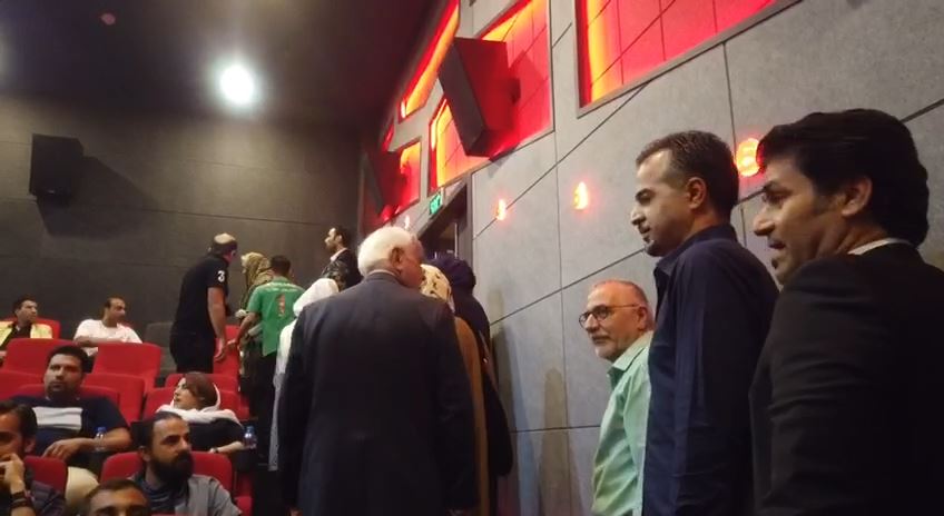 اختصاصی/ لحظاتی پیش از شروع اکران فیلم آبی به رنگ آسمان با حضور میهمانان و تماشاگران