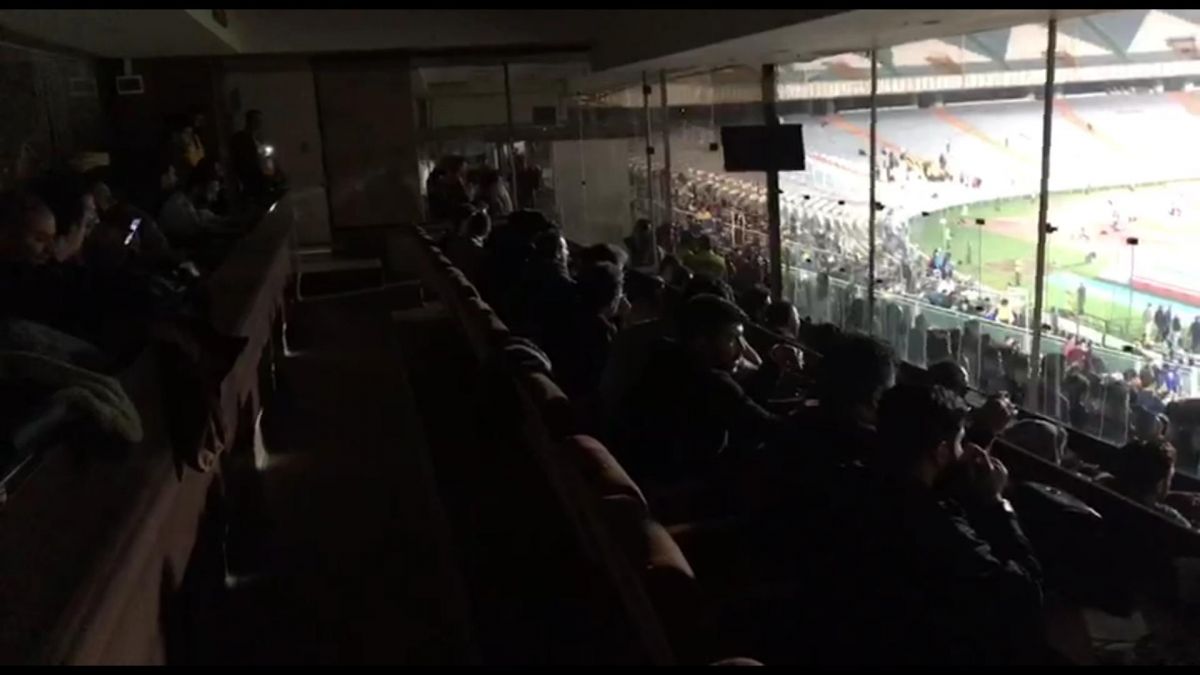 اختصاصی/ وضعیت جایگاه خبرنگاران ورزشگاه آزادی بعد از قطع برق ورزشگاه