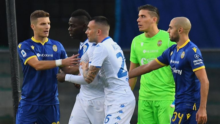 عصبانیت بالوتلی از توهین نژادپرستانه هواداران هلاس ورونا و ترک کردن زمین