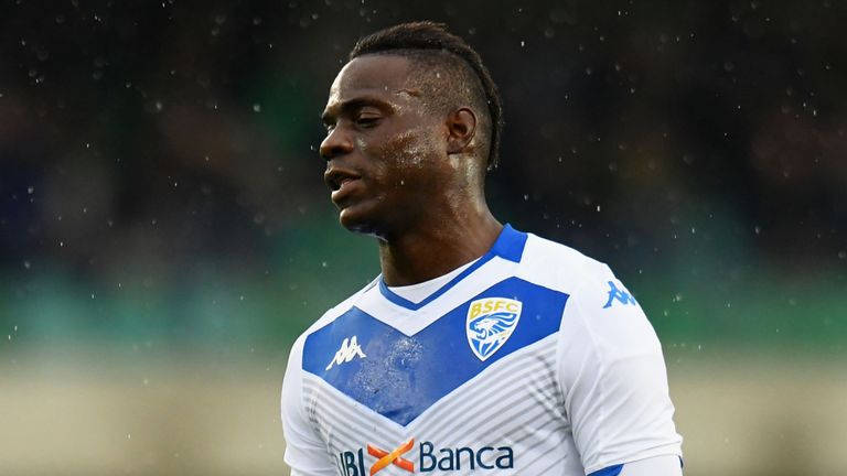 سوپرگل بالوتلی مقابل هلاس ورونا پس از توهین نژادپرستانه هواداران ورونا و بازگشت به زمین