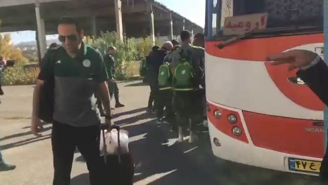 ورود بازیکنان ذوب آهن به ورزشگاه بنیان دیزل تبریز برای بازی با ماشین سازی