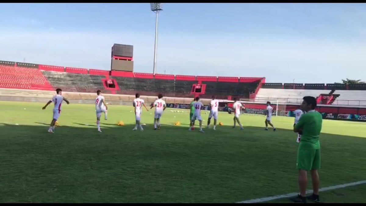 گرم کردن بازیکنان تیم ملی امید پیش از بازی با امید اندونزی