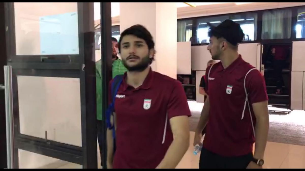 ورود بازيكنان تيم المپيك ايران به ورزشگاه پاكانسارى برای بازی با امید اندونزی