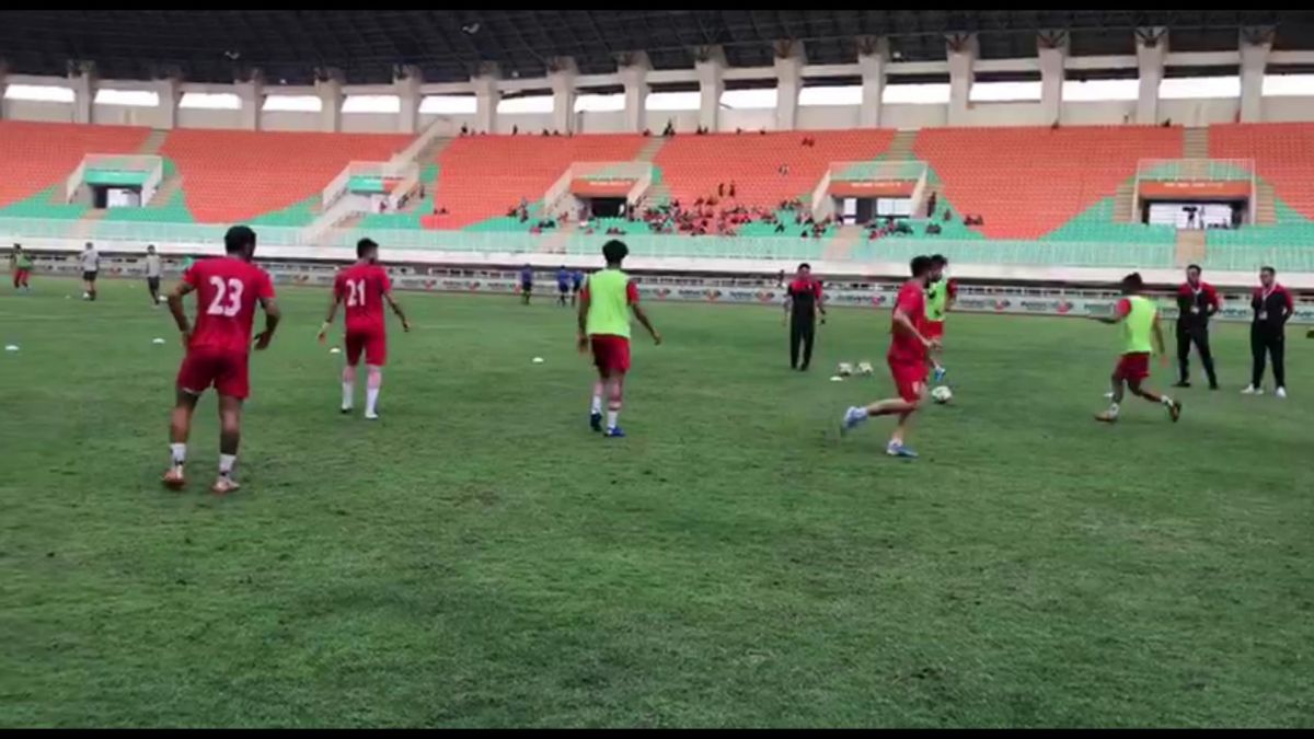 گرم کردن بازیکنان تیم ملی امید پیش از بازی با امید اندونزی