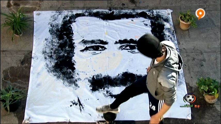 نقاشی چهره زنده یاد غلامحسین مظلومی با پا و توپ