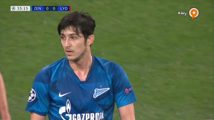 بدشانسی سردار آزمون و برخورد توپ به تیر دروازه لیون