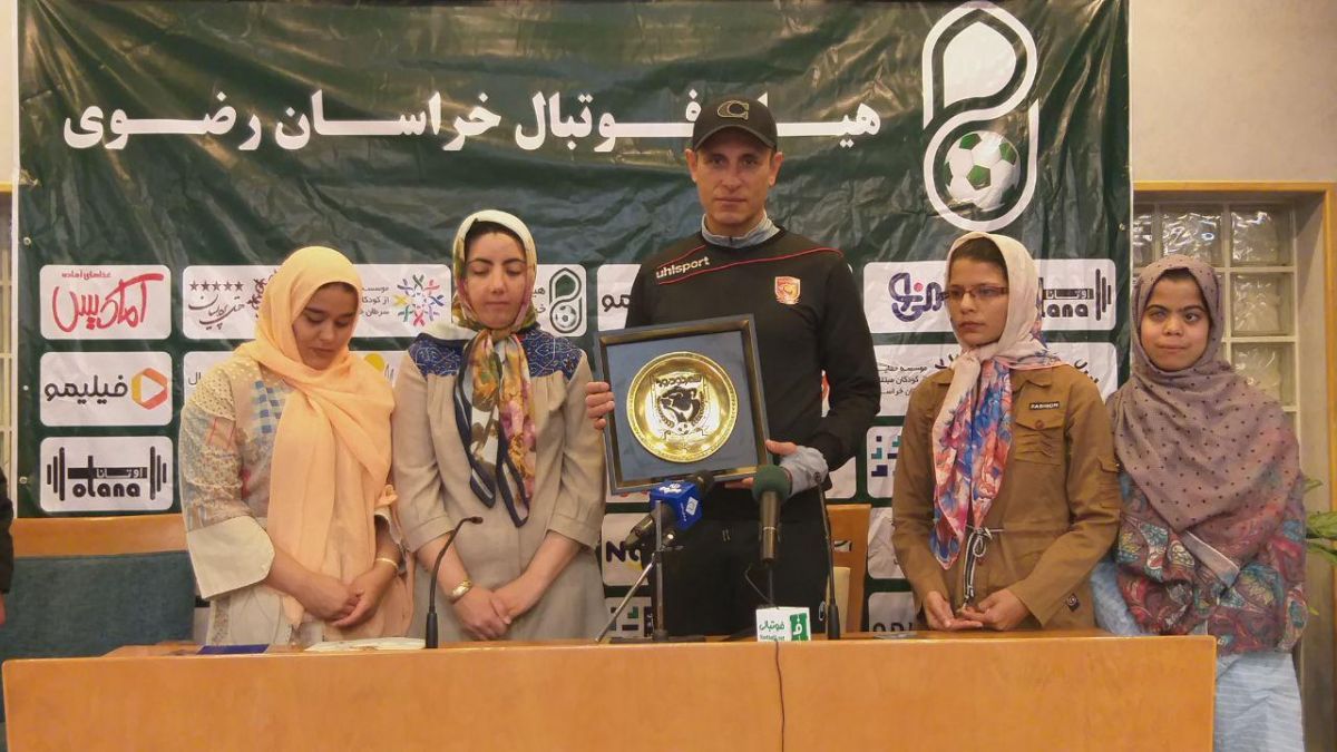 اختصاصی/ اهدا نشان باشگاه شهر خودرو توسط کودکان موسسه همدم به یحیی گل محمدی