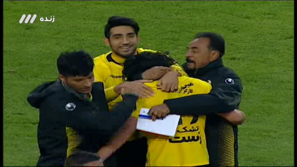 گل دوم سپاهان به استقلال (نورافکن)