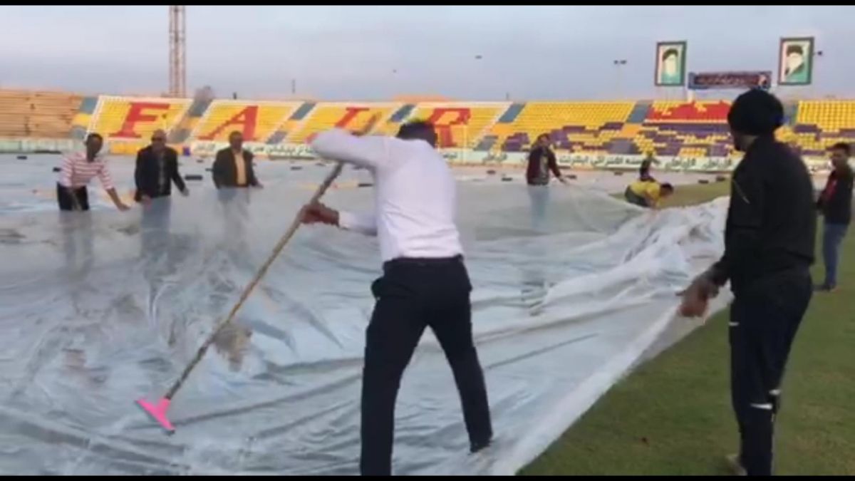 اختصاصی/ تخلیه آب چمن ورزشگاه تختی جم توسط فراز کمالوند!