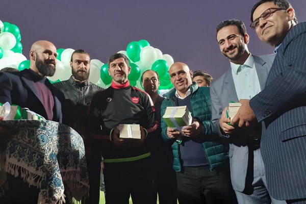 حاشیه دیدار ذوبآهن و پرسپولیس/ باقری و منصوریان کتاب هدیه گرفتند