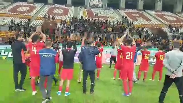 اختصاصی/ شادی بازیکنان فولاد با هواداران پس از برتری مقابل پارس جنوبی