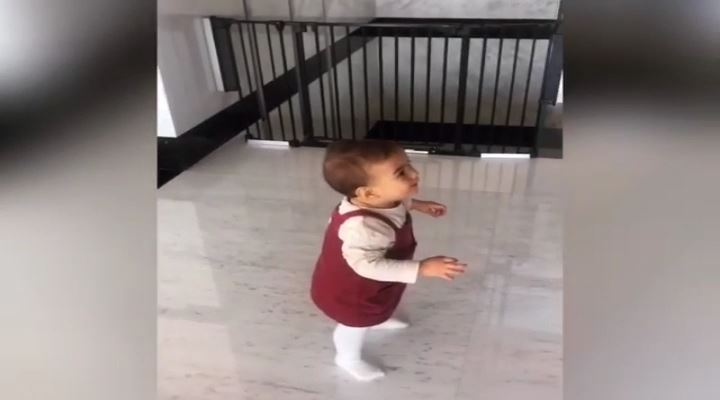 رونالدو و اهدای توپ بازی یوونتوس و اتلتیکو به دخترش