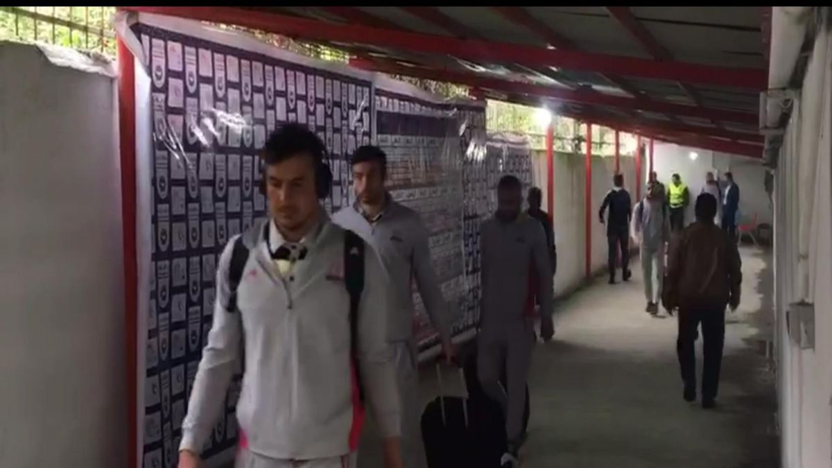 اختصاصی/ ورود دو تيم پديده مشهد و نساجی مازندران به ورزشگاه شهيد وطنی قائمشهر