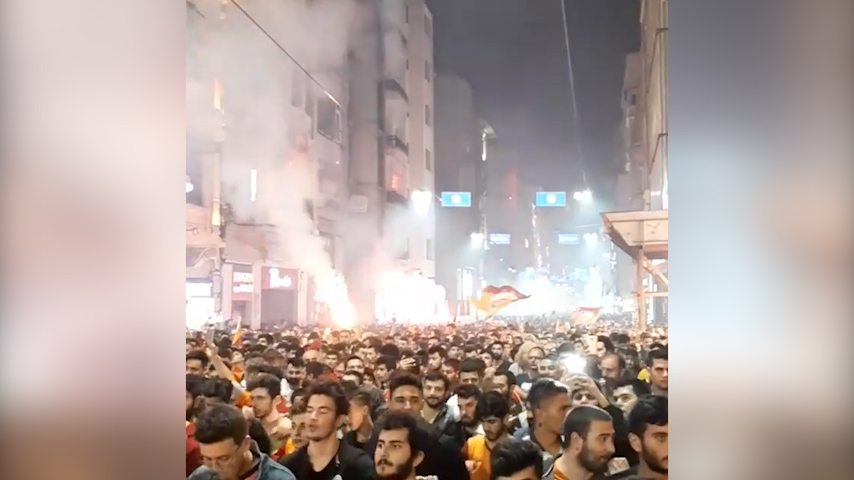 اختصاصی/ جشن هوادارای گالاتاسرای بعد از قهرمانی این تیم در لیگ ترکیه درخیابان استقلال استانبول