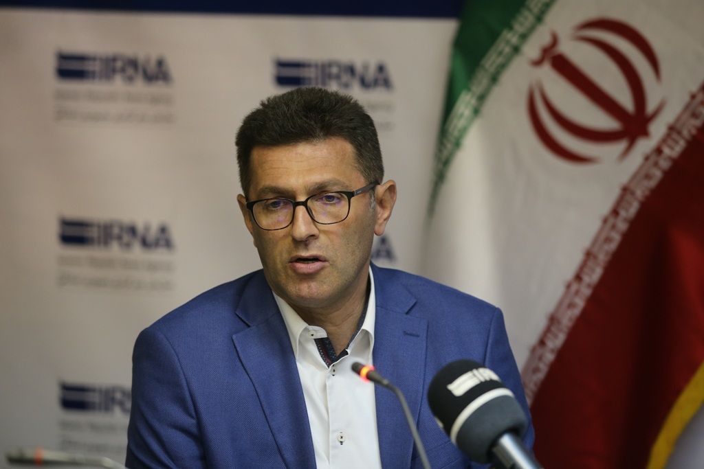رفیعی: علت اتفاقات تلخ فوتبال ایران استثنا قائل شدن در اجرای قانون بازنشستگی است/ به صندلی خدمت تکیه زده و فوتبالمان را رسوای دنیا میکنند